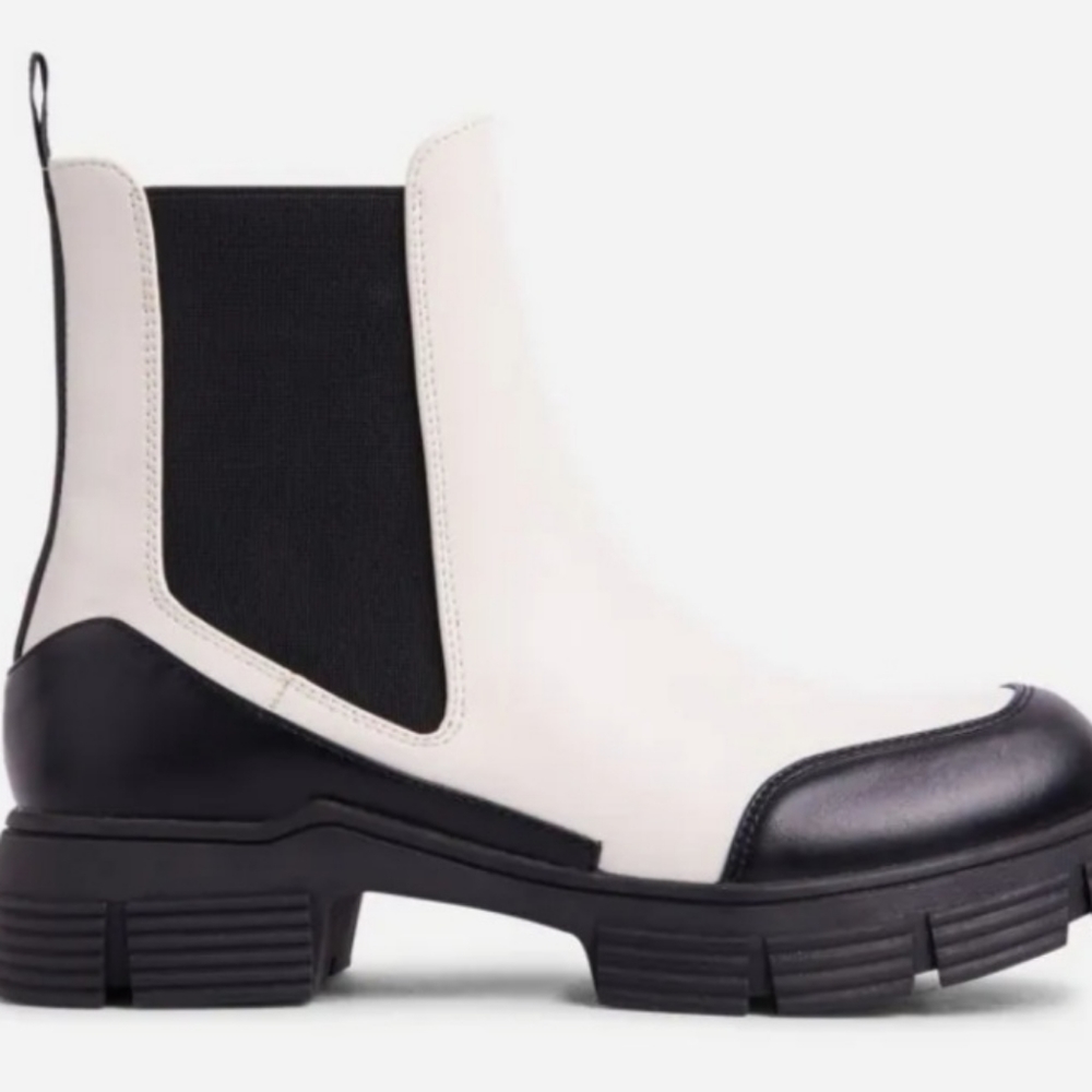ARYA CHUNKY CLEATED SOLE AKLE BIKER BOOT IN CREAM NUDE FAUX LEATHER
